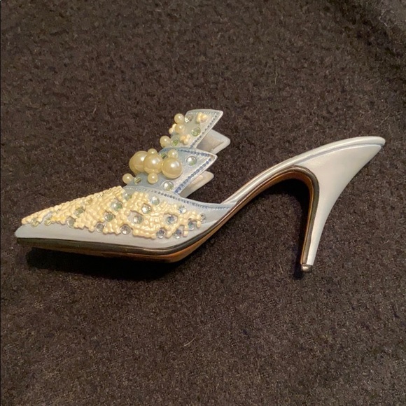 Just the Right Shoe (2 items) - Picture 3 of 5